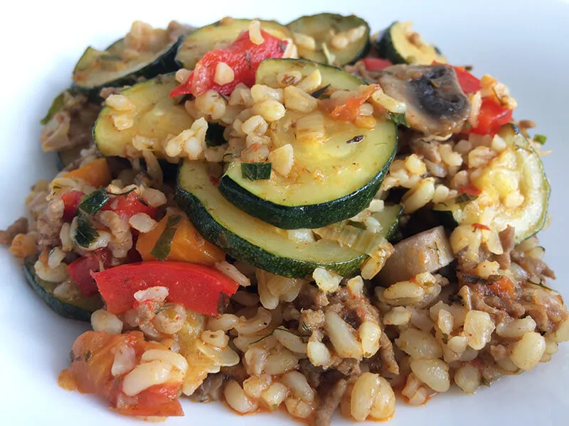 Zdjęcie Najlepsza cukinia faszerowana kaszą bulgur: przepis krok po kroku