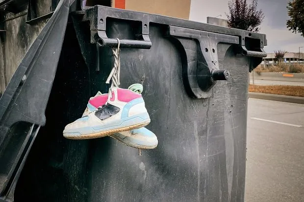 Zdjęcie Gdzie wyrzucić zniszczone buty? Poznaj nowe przepisy i lokalizacje
