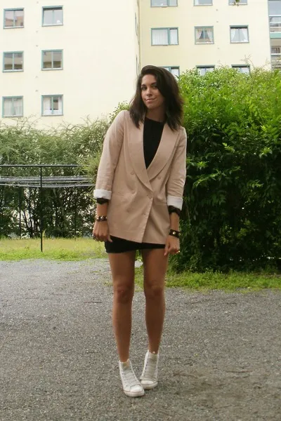 Zdjęcie Stylowe i wygodne outfit na studia – jak ubierać się modnie i praktycznie na uczelnię