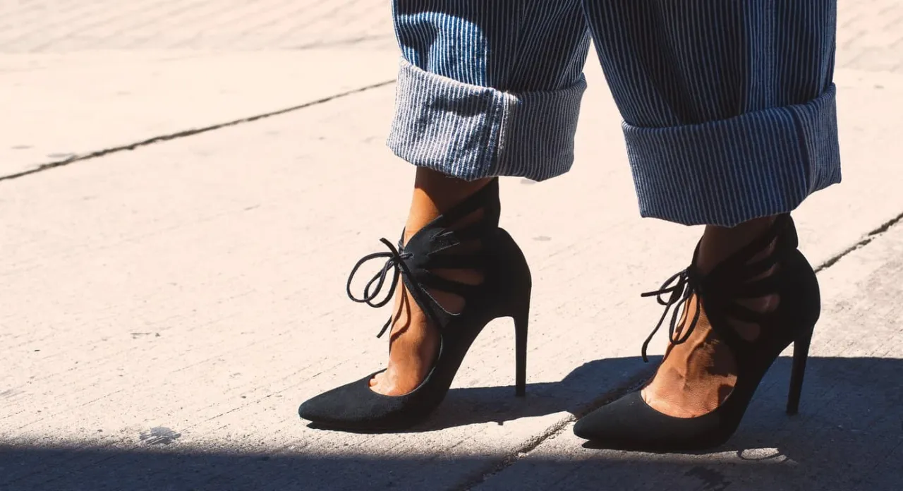 Zdjęcie Modne podwijanie spodni damskich: 5 sposobów na stylowy look bez wysiłku