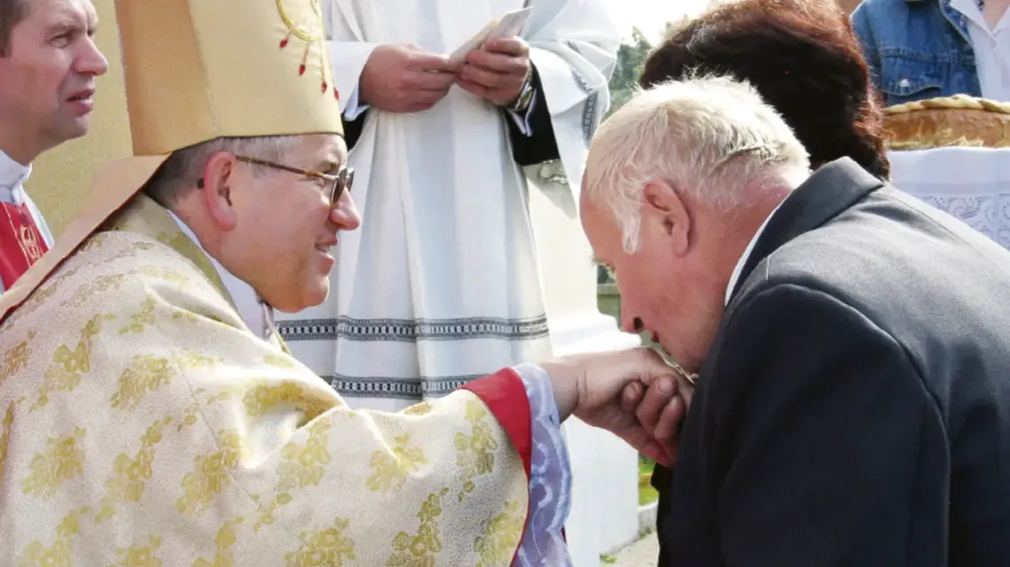 Zdjęcie Jak zwracać się do biskupów: Kluczowe zasady etykiety i szacunku