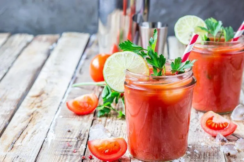 Zdjęcie Pyszny drink z sokiem pomidorowym: przepis na Krwawą Mary i wariacje