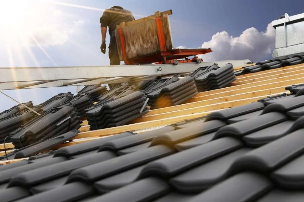 Zdjęcie Dachówka ceramiczna matowa czy z połyskiem: Jak wybrać?