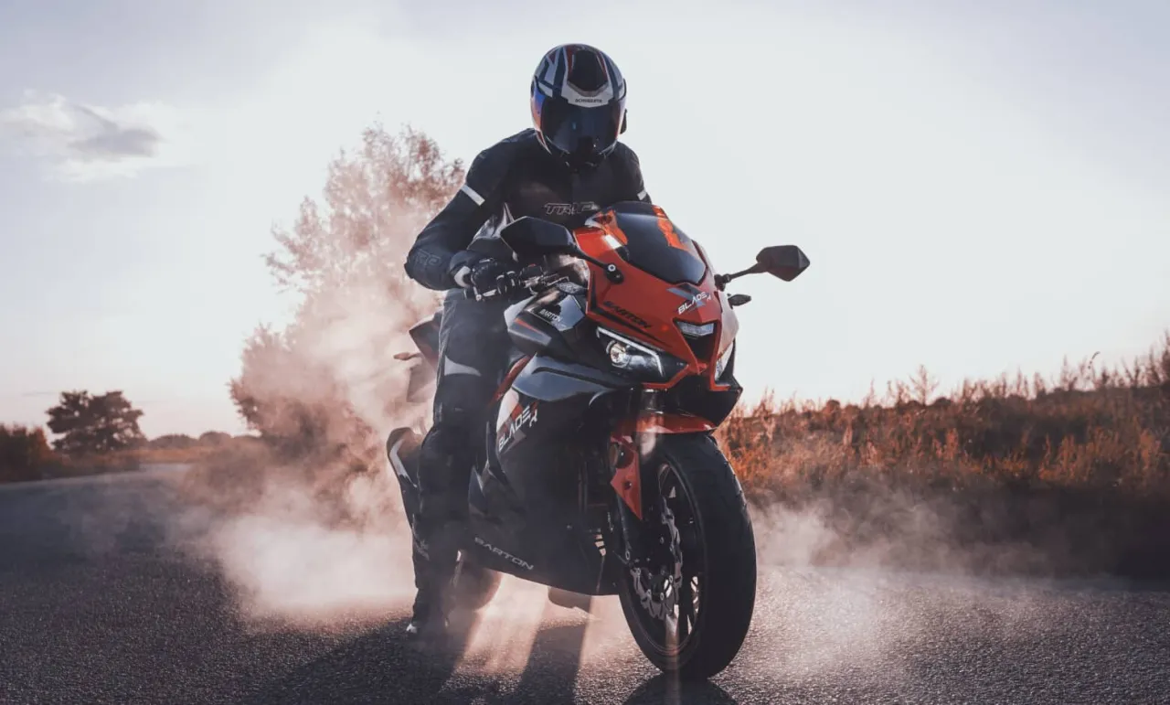 Zdjęcie Czy motocyklem można jeździć po autostradzie? Sprawdź wymagania i zasady