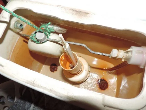 Zdjęcie Naprawa spłuczki starego typu: Poradnik krok po kroku i oszczędność wody