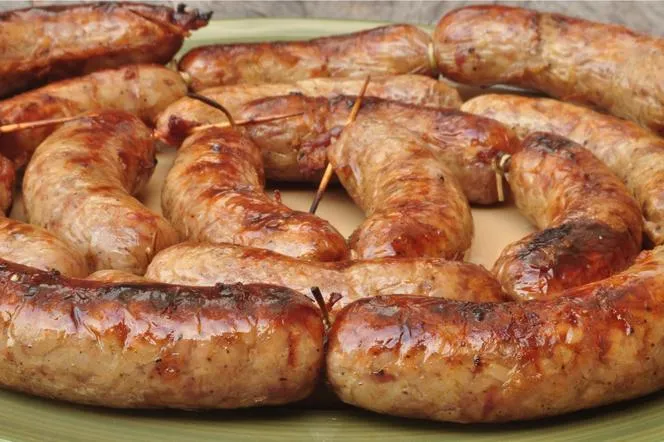 Zdjęcie Ile piec surową kiełbasę w piekarniku, aby była idealnie soczysta?