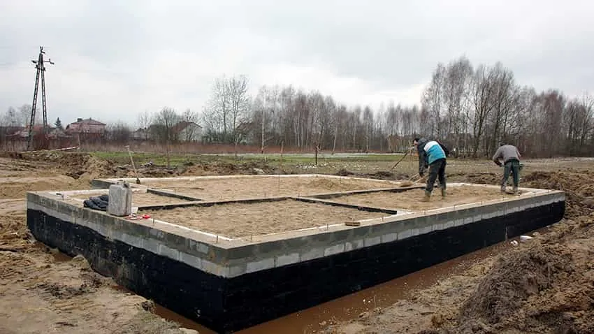 Zdjęcie Piasek zasypowy do fundamentów: Jak prawidłowo zabezpieczyć budynek