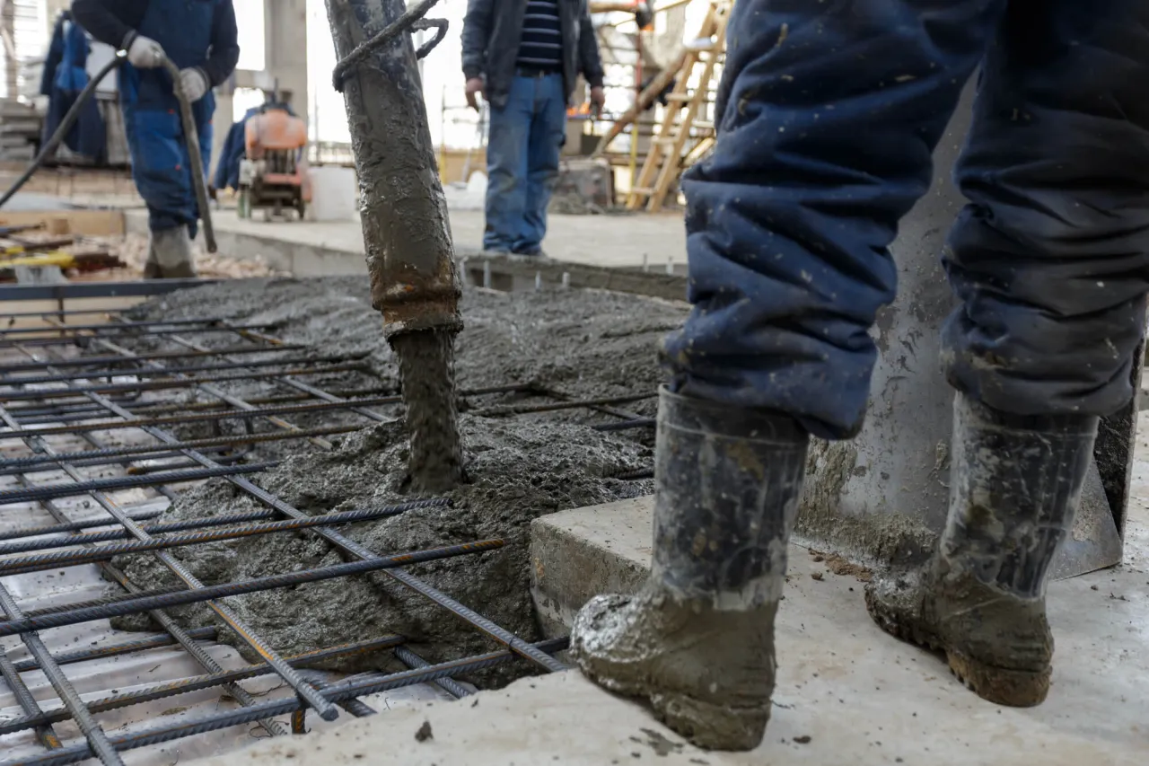 Zdjęcie Ile kosztuje kubik betonu b 25? Poznaj ceny i ukryte koszty