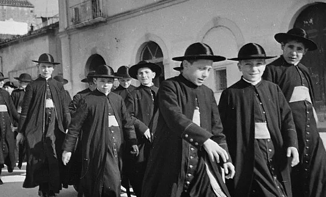 Zdjęcie Co oznacza te tajemnicze wygolone kółko na głowie duchownego?