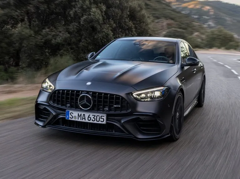 Zdjęcie Mercedes-Benz C 63 AMG: osiągi, porównania i opinie użytkowników