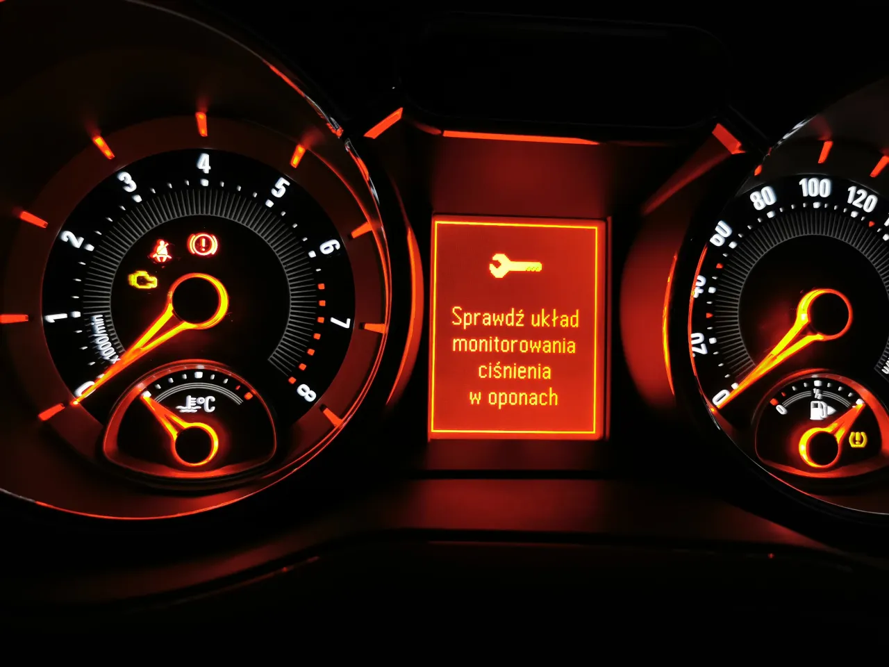 Zdjęcie Jak zresetować czujnik ciśnienia w oponach Opel Astra J bez problemów