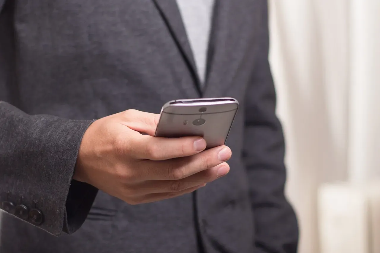 Zdjęcie Jak wyczyścić aparat w telefonie, aby uniknąć zarysowań i uszkodzeń