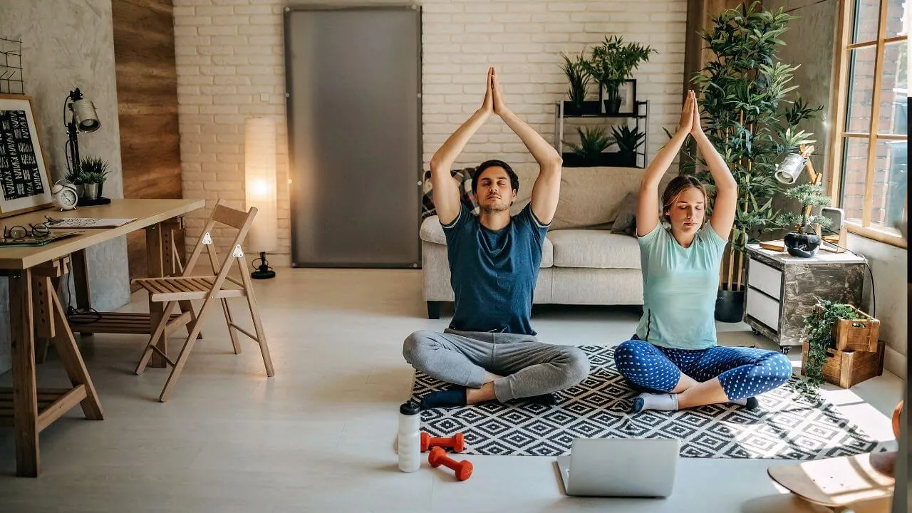 Zdjęcie Joga czy yoga? Która pisownia jest poprawna i czy są różnice w praktyce