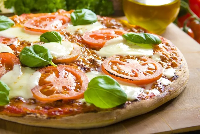Zdjęcie Jak zrobić pizzę margherita w domu - prosty przepis krok po kroku