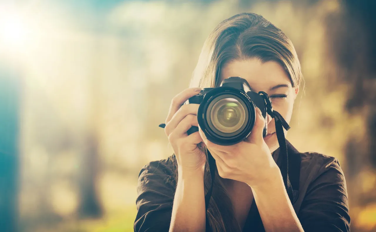 Zdjęcie Jaki obiektyw do zdjęć w klubie? 5 najlepszych wyborów fotografa