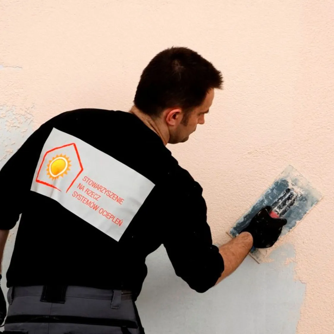 Zdjęcie Czy styropian grafitowy trzeba przecierać, aby zapewnić lepszą przyczepność?