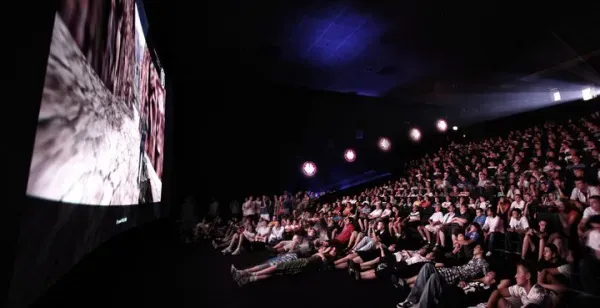 Zdjęcie Jak długo trwa film w kinie? Sprawdź, ile czasu zajmie seans!