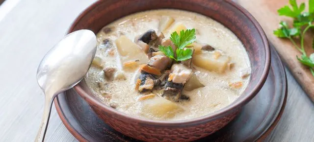 Zdjęcie Ile kcal ma zupa grzybowa z makaronem? Sprawdź, jak zmniejszyć jej kaloryczność!