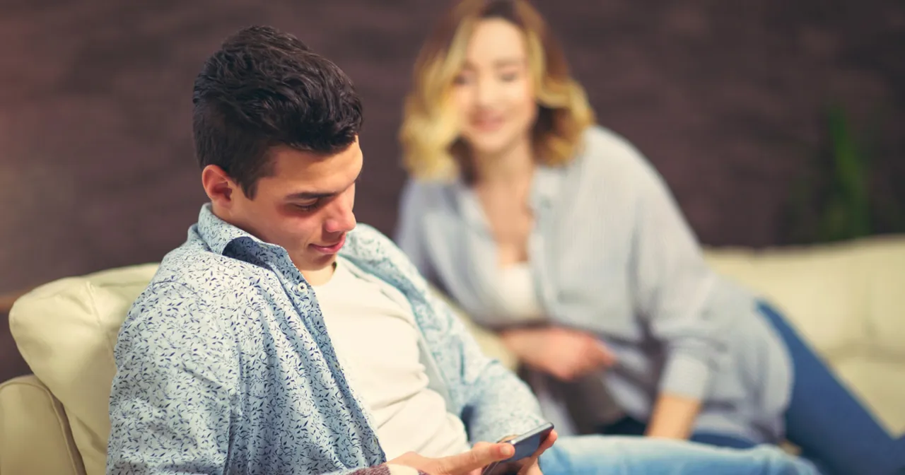 Zdjęcie Co zrobić, gdy mąż pisze z inną kobietą - jak poradzić sobie z bólem?