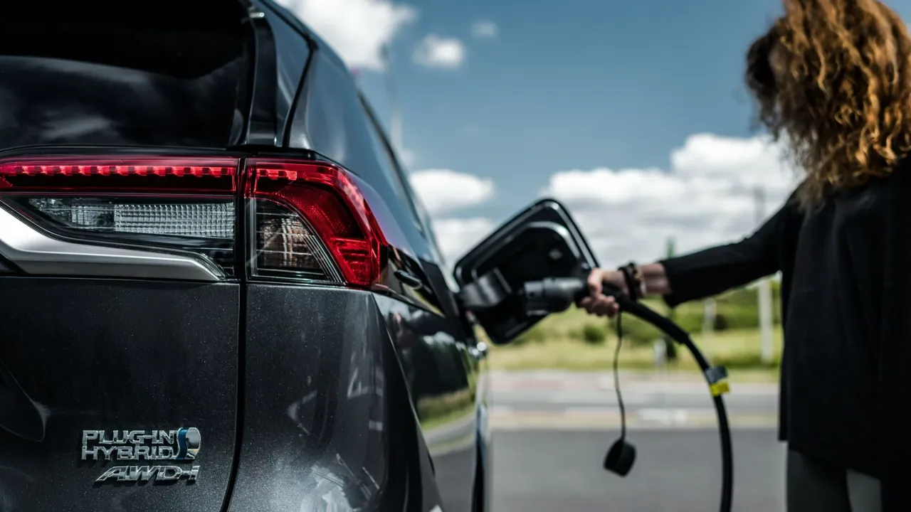 Zdjęcie Ile przejedzie hybryda Toyoty? Zaskakujące zasięgi w trybie elektrycznym