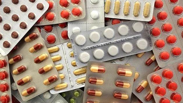 Zdjęcie COVID-19: Leki objawowe i przeciwwirusowe kiedy i jak stosować?