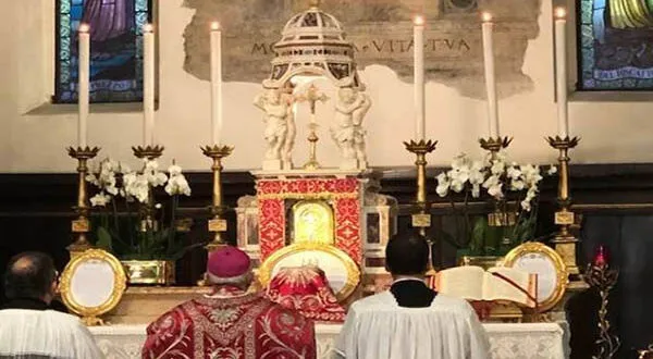 Zdjęcie Ile świec na ołtarzu? Poznaj tajemnice liturgii katolickiej