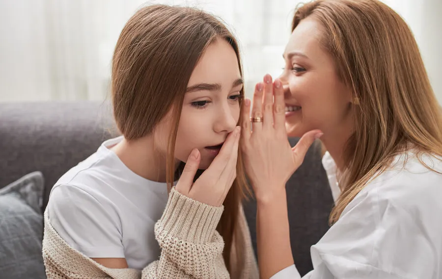 Zdjęcie Czy obmawianie to grzech ciężki? Zrozum moralne konsekwencje