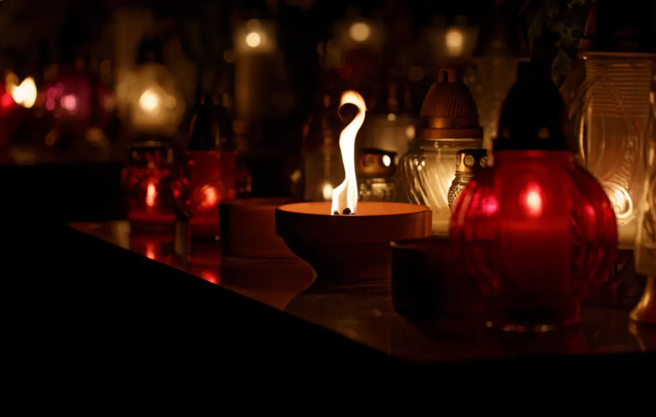 Zdjęcie Kiedy zapalić znicz po pogrzebie? Tradycje i znaczenie tego gestu