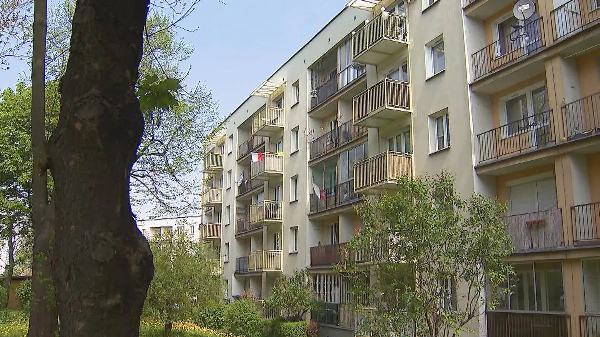 Zdjęcie Czy można wieszać pranie na balkonie? Sprawdź przepisy i kary