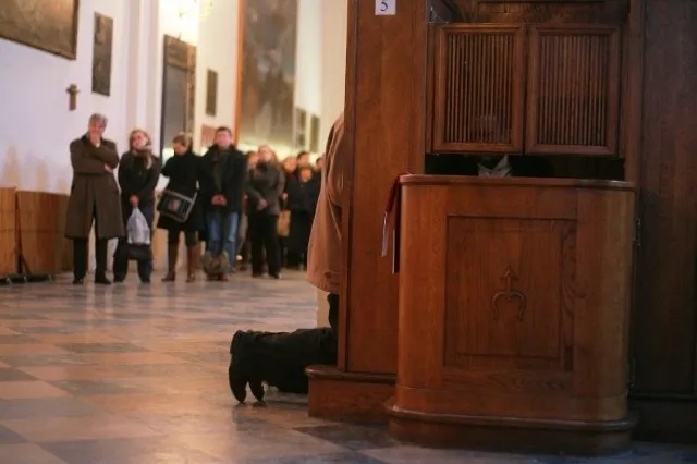 Zdjęcie Kiedy jest spowiedź w kościele? Poznaj godziny i ważne informacje