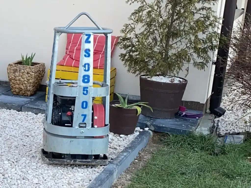Zdjęcie Jak wyrównać działkę pod trawnik, aby uniknąć problemów z wodą