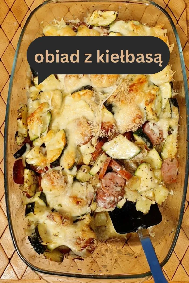 Zdjęcie Prosta zapiekanka z cukinią i kiełbasą, która zachwyci każdego smakosza