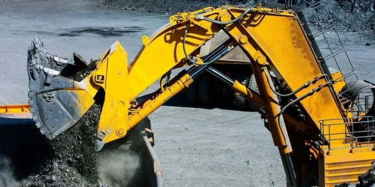 Zdjęcie Jaki olej hydrauliczny do koparki? Wybierz najlepszy dla maszyny