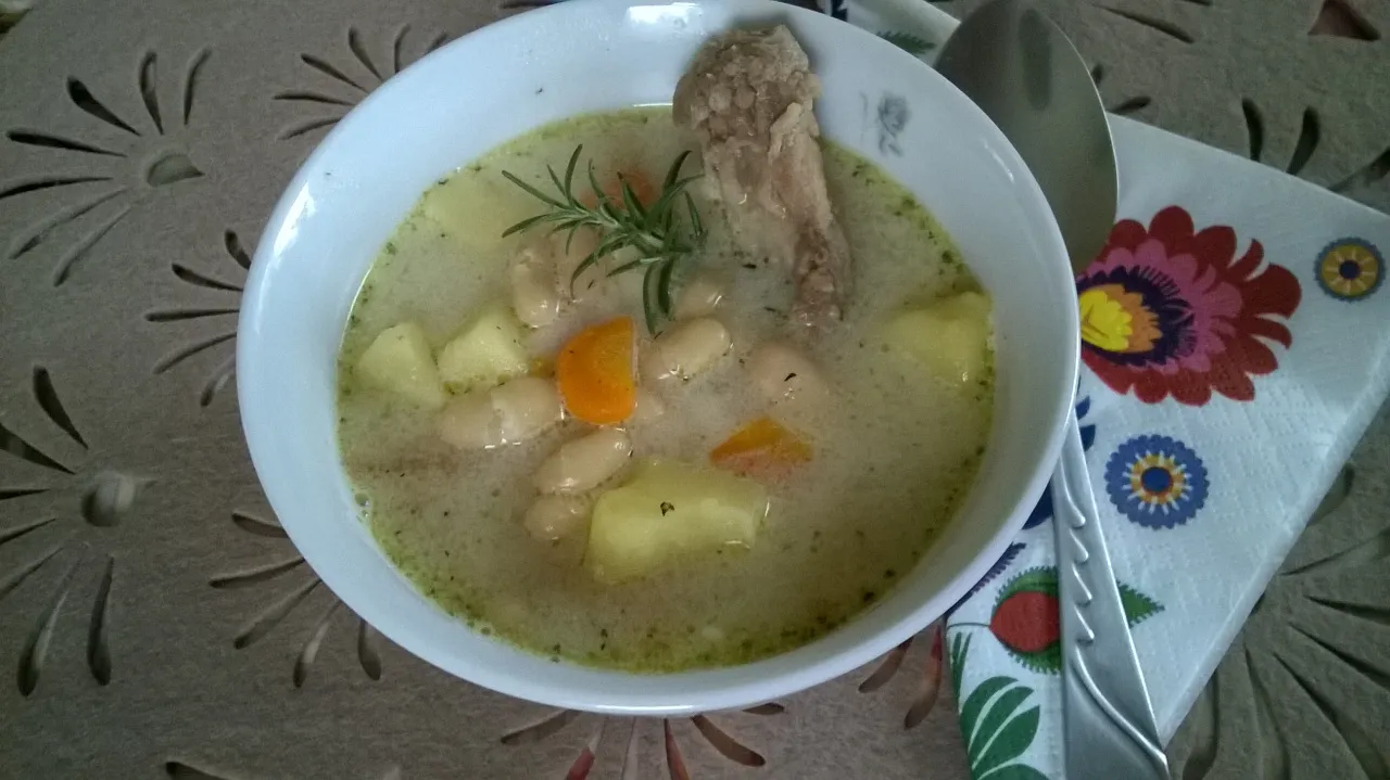 Zdjęcie Czy do zupy fasolowej dodaje się śmietanę? Sprawdź, jak to zrobić!