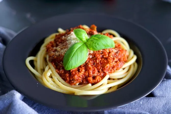 Zdjęcie Pyszne spaghetti z tofu wędzonym – łatwy przepis na wegańskie danie