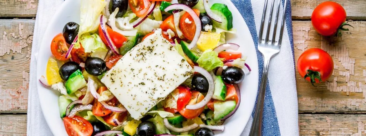 Zdjęcie Ile kcal ma sałatka grecka? Sprawdź, ile naprawdę dostarcza kalorii