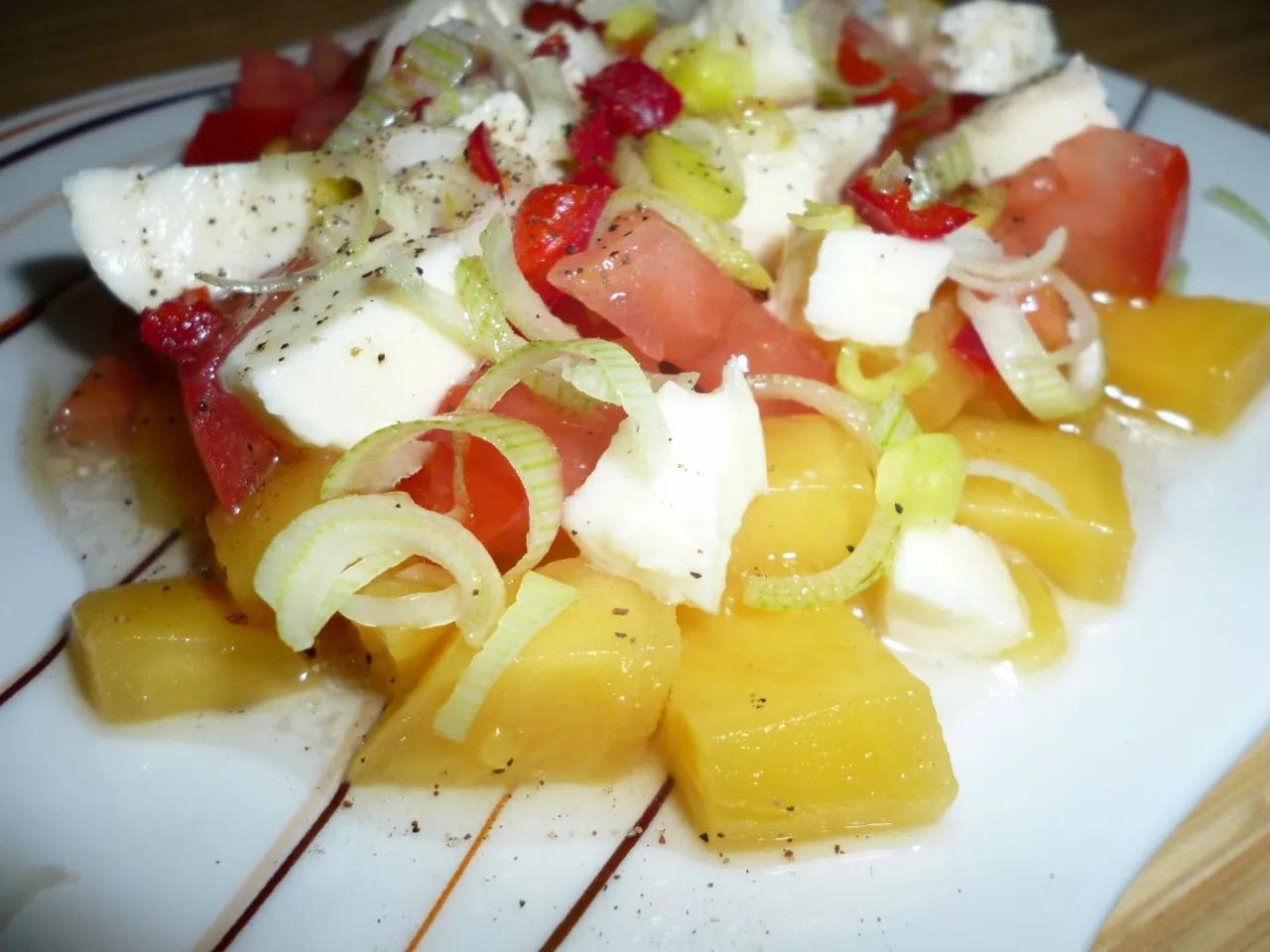 Zdjęcie Sałatka z mango, pomidorem i fetą - Przepis na orzeźwiające danie