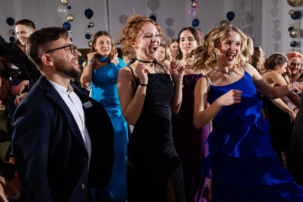 Zdjęcie Ile kosztuje fotograf na studniówkę? Cennik 2026 i pakiety