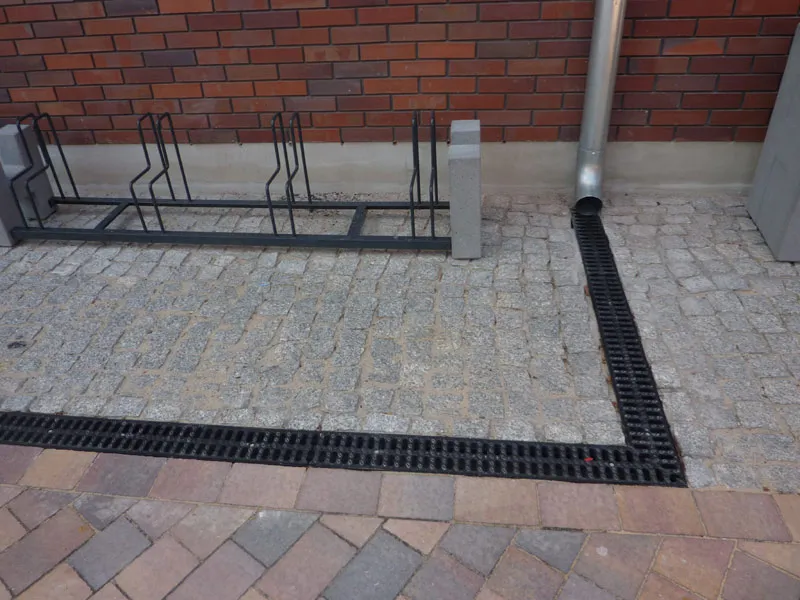 Zdjęcie Betonowe odprowadzenie wody spod rynny: Skuteczny montaż krok po kroku