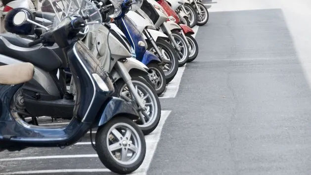 Zdjęcie Co grozi za jazdę motorowerem bez uprawnień? Sprawdź kary i konsekwencje