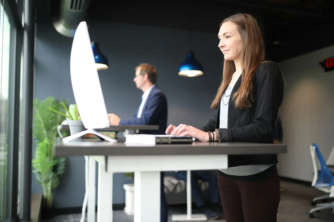 Zdjęcie Jak obliczyć wysokość biurka kalkulator i zasady ergonomii w pracy