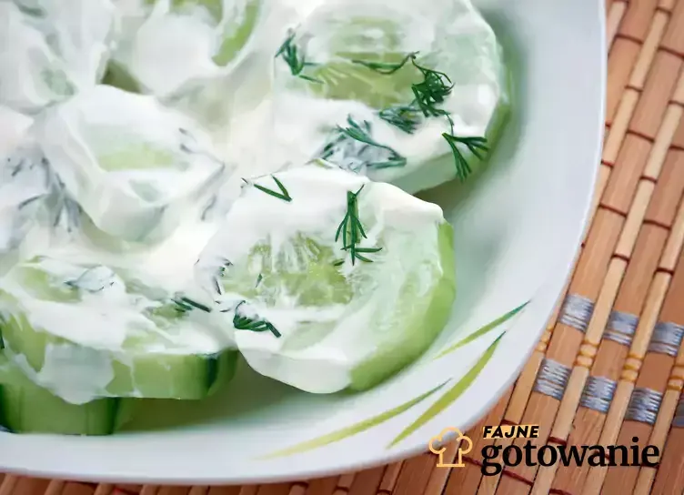 Zdjęcie Ile kcal ma mizeria? Poznaj wartość kaloryczną orzeźwiającej sałatki