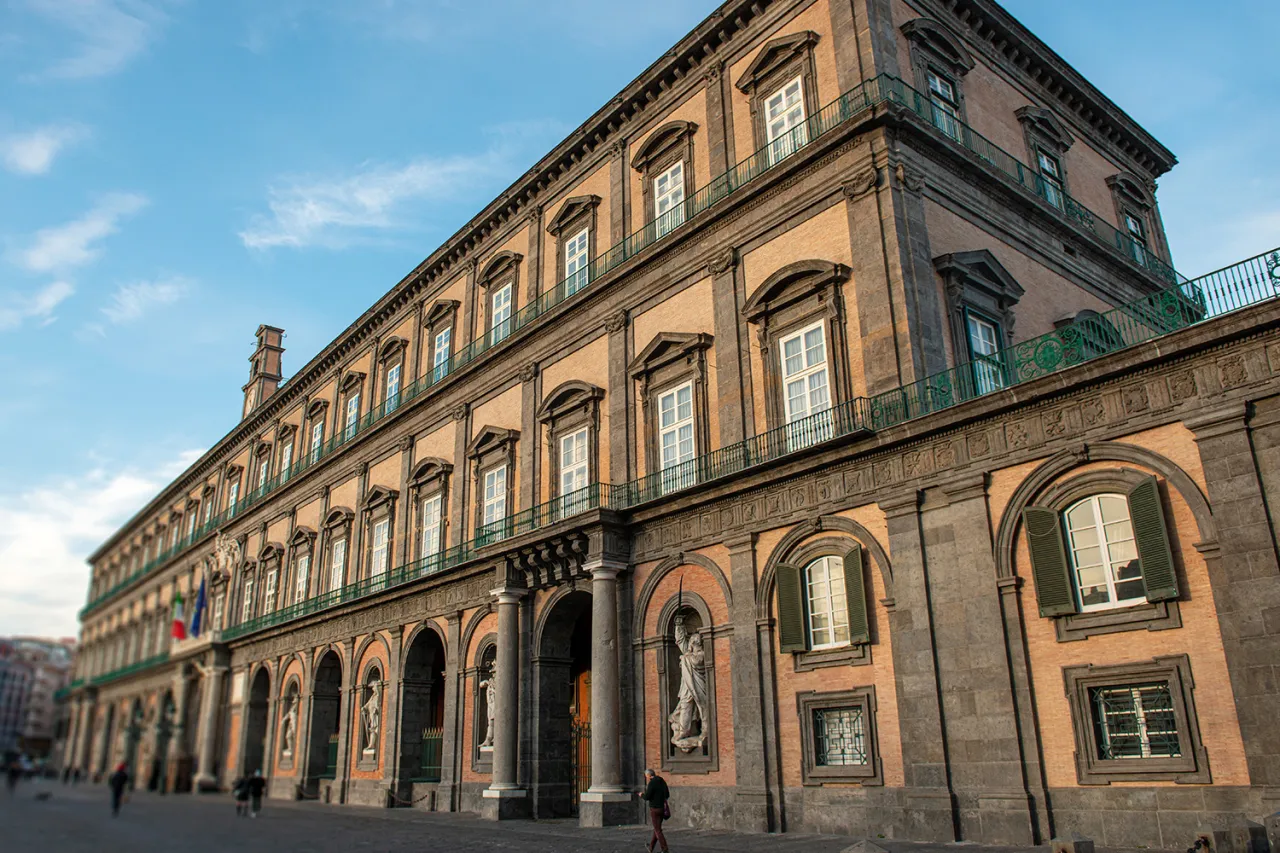 Zdjęcie Pałac królewski w Neapolu: Historia, architektura i tajemnice rezydencji