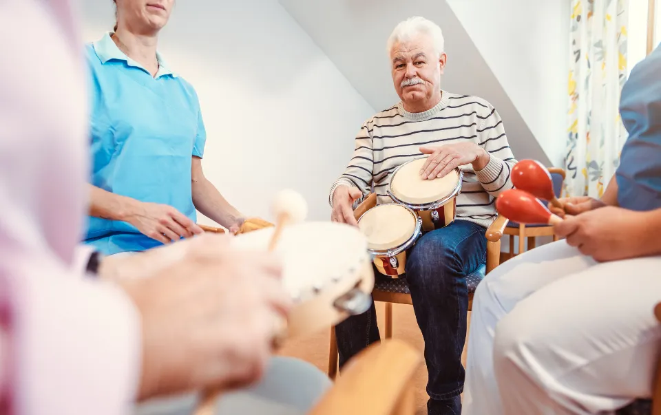 Zdjęcie Zajęcia z muzykoterapii dla seniorów: jak poprawić zdrowie i samopoczucie