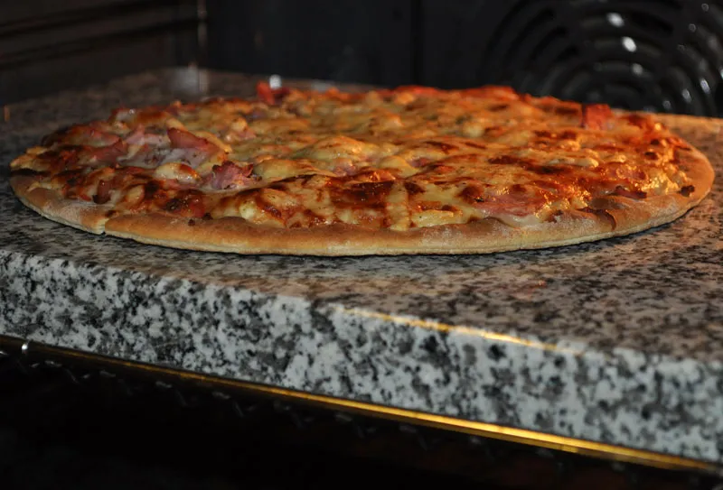 Zdjęcie Kamień do pizzy czy warto? Odkryj jego zalety i zastosowanie