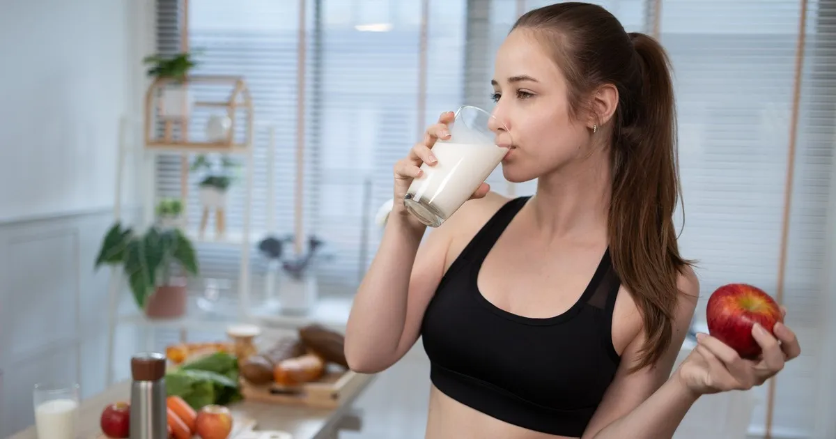 Zdjęcie Mleko krowie czy roślinne: które lepiej wspiera zdrowie i dietę?
