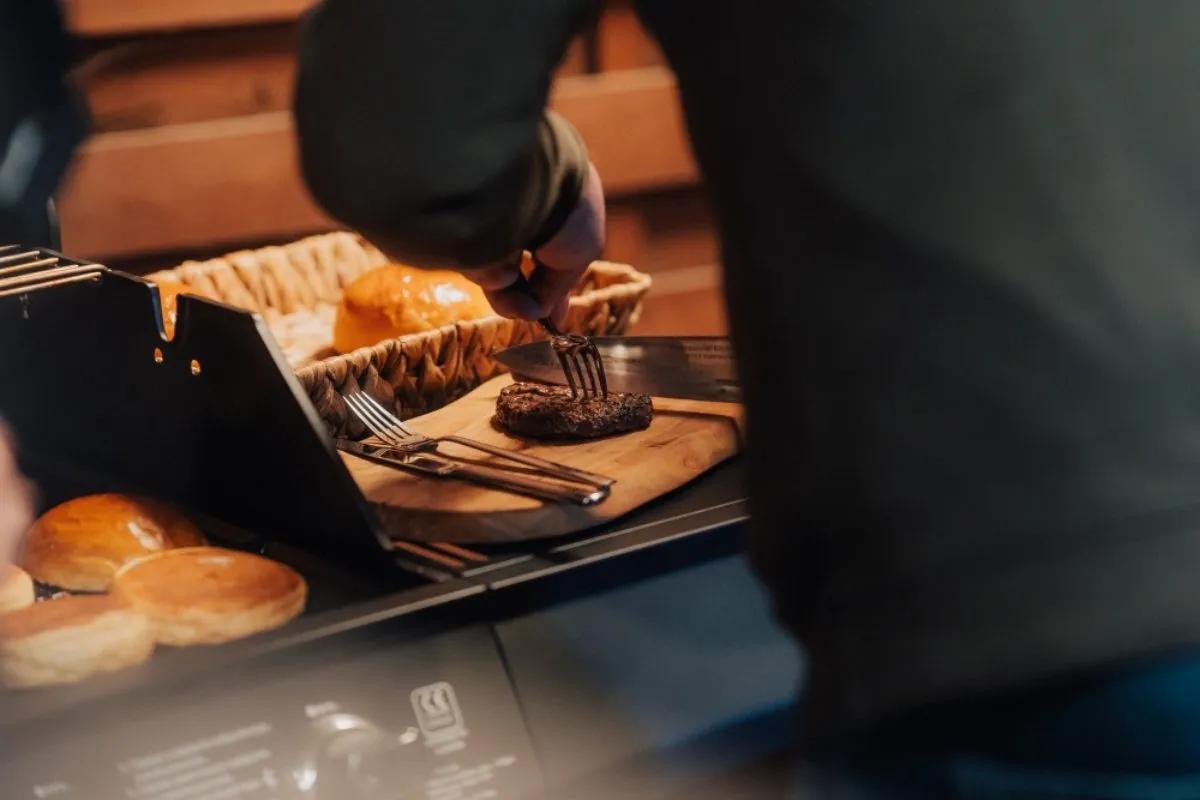 Zdjęcie Ile smażyć wołowinę na burgery, aby uniknąć przesuszenia mięsa?