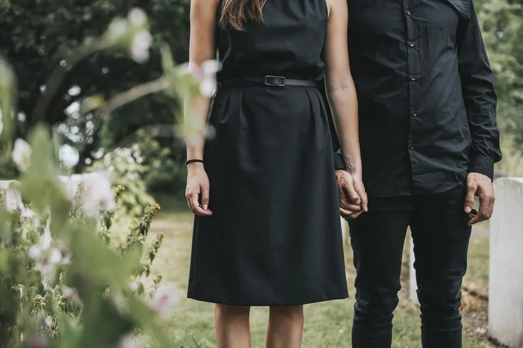 Zdjęcie Jak ubrać się na pogrzeb w lato: eleganckie i wygodne stylizacje na upały