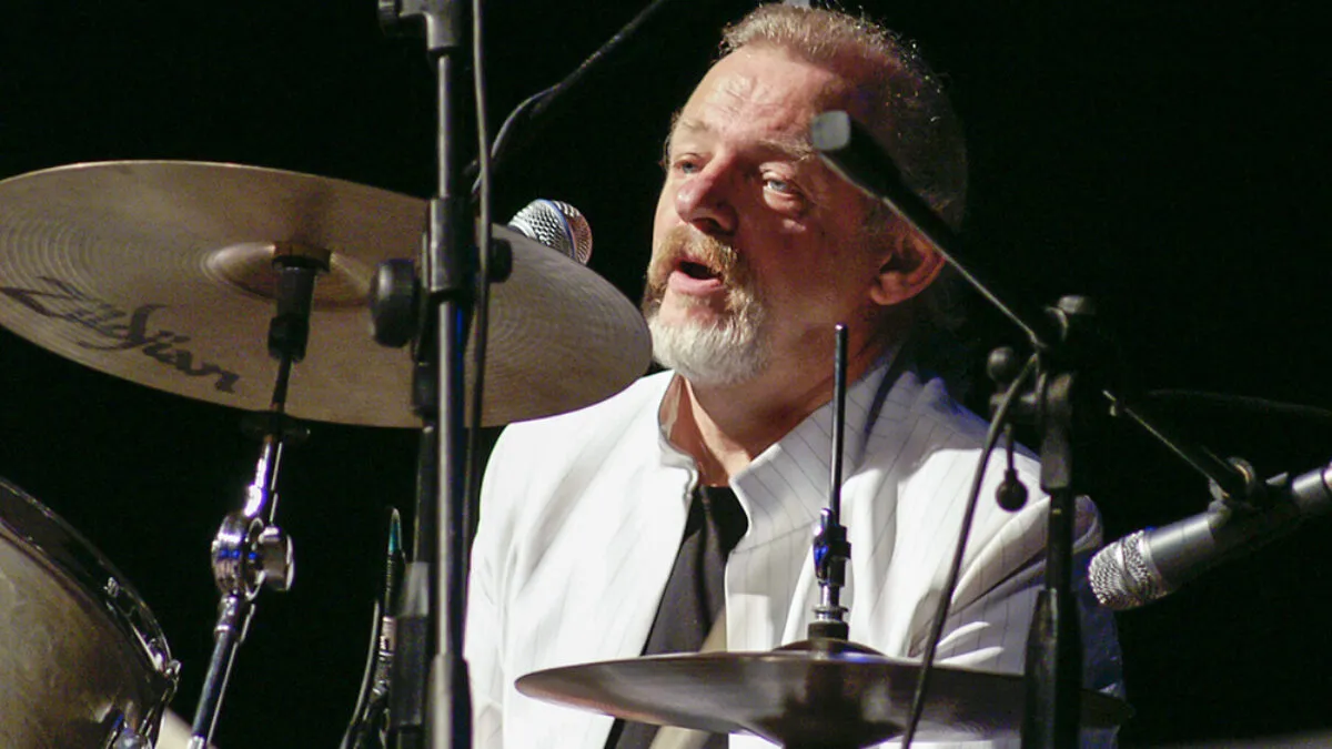 Zdjęcie Arkadiusz Wiśniewski: Jaka jest jego rola w Czerwonych Gitarach? Profil