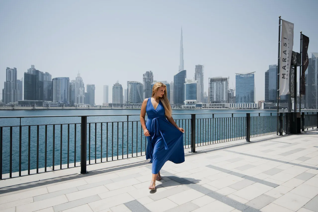 Zdjęcie Los zapatos que arruinarían tu vestido azul marino y los mejores para combinar